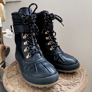 Call it Spring boots black/blue size 6.5